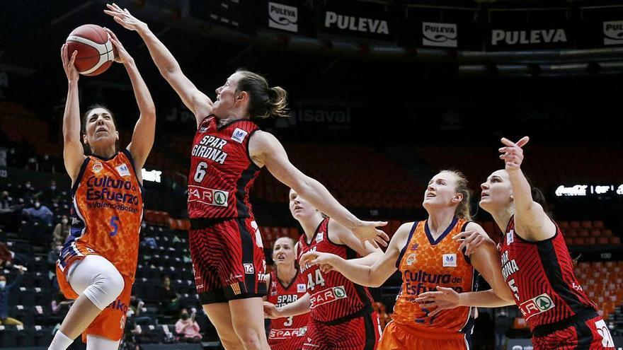 Eldebrink intenta evitar l&#039;entrada de la jugadora del València Cristina Ouviña en el duel de lliga a la Fonteta la setmana anterior