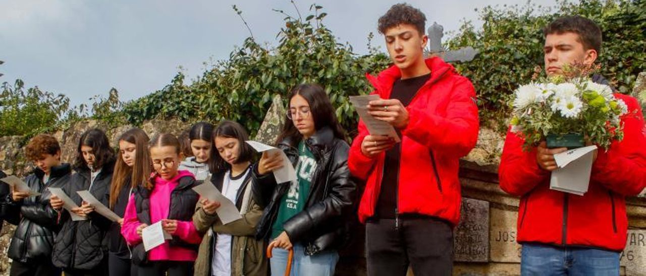 Un momento del acto organizado por los alumnos del Ramón Cabanillas. |   // IÑAKI ABELLA