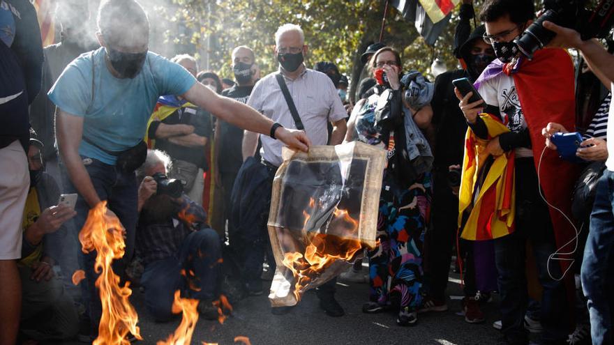 Manifestantes independentistas queman fotografías de Felipe VI.