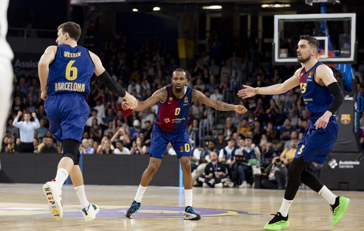 Punter, entre Jan Vesely y Tomas Satoransky, en un partido en el Palau.