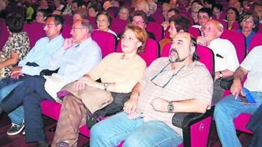 Arriba, el público que llenó el teatro Prendes, el pasado viernes. Abajo, el grupo «Carbayín», actuando. | g. bengoa