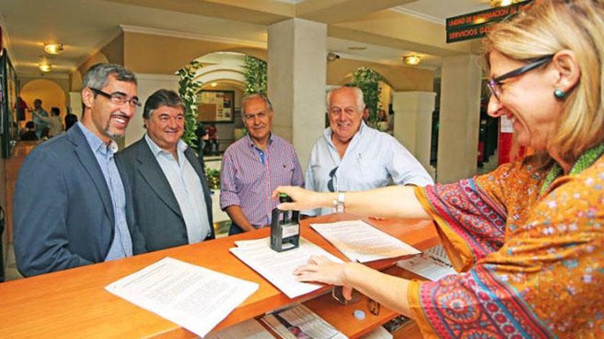 El alcalde, Víctor Navas,(izqda), y el edil Óscar Ramundo, con los vecinos en el registro del Consistorio.