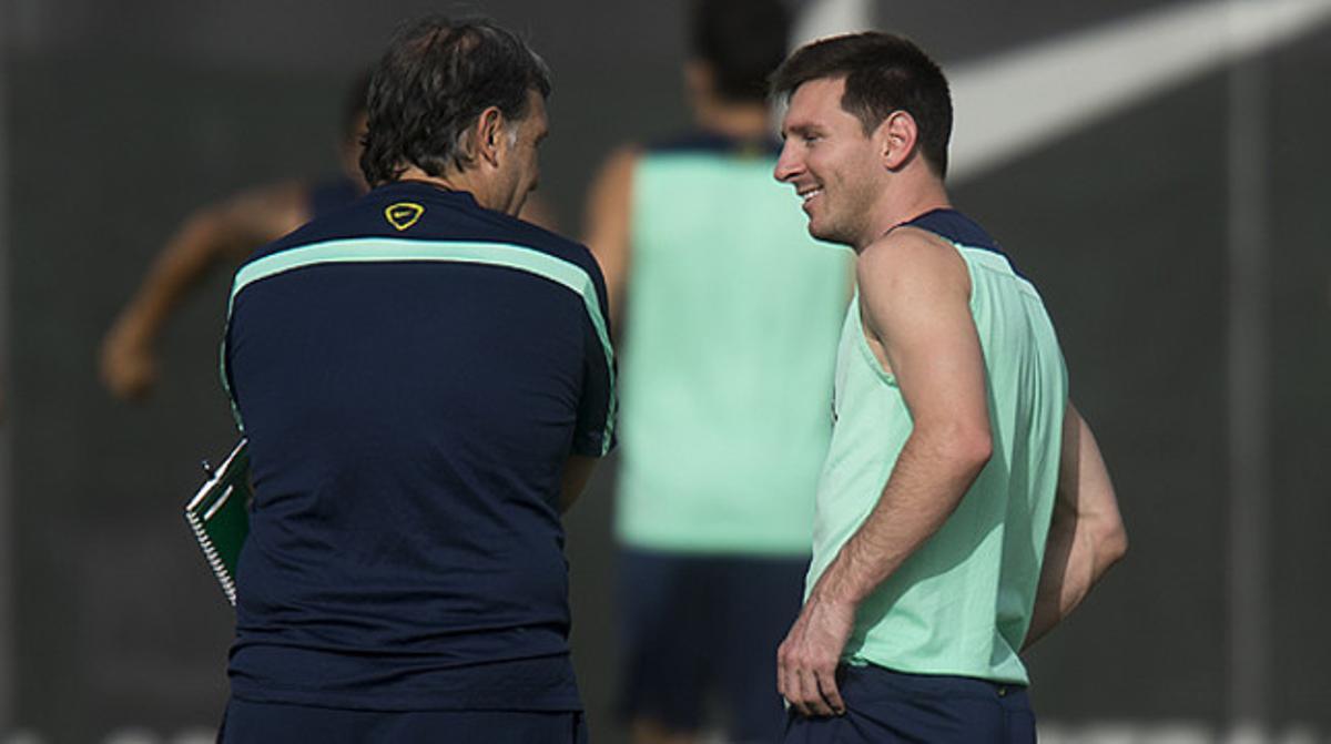 Gerardo Martino conversa amb Leo Messi durant un entrenament.