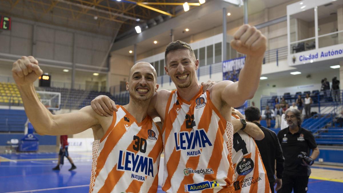 Álex Hernández y Aleix Font celebran el triunfo en el Javier Imbroda.