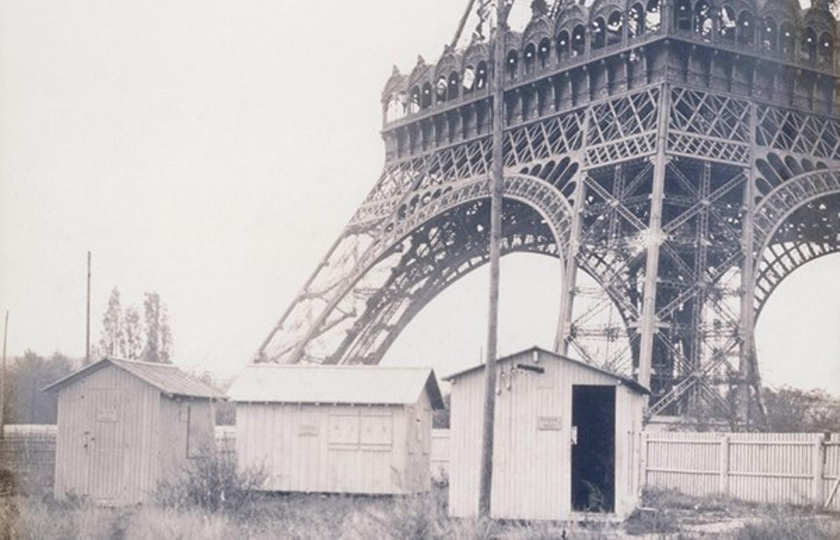 Estación de telegrafía instalado a los pies de la torre Eiffel en 1898.