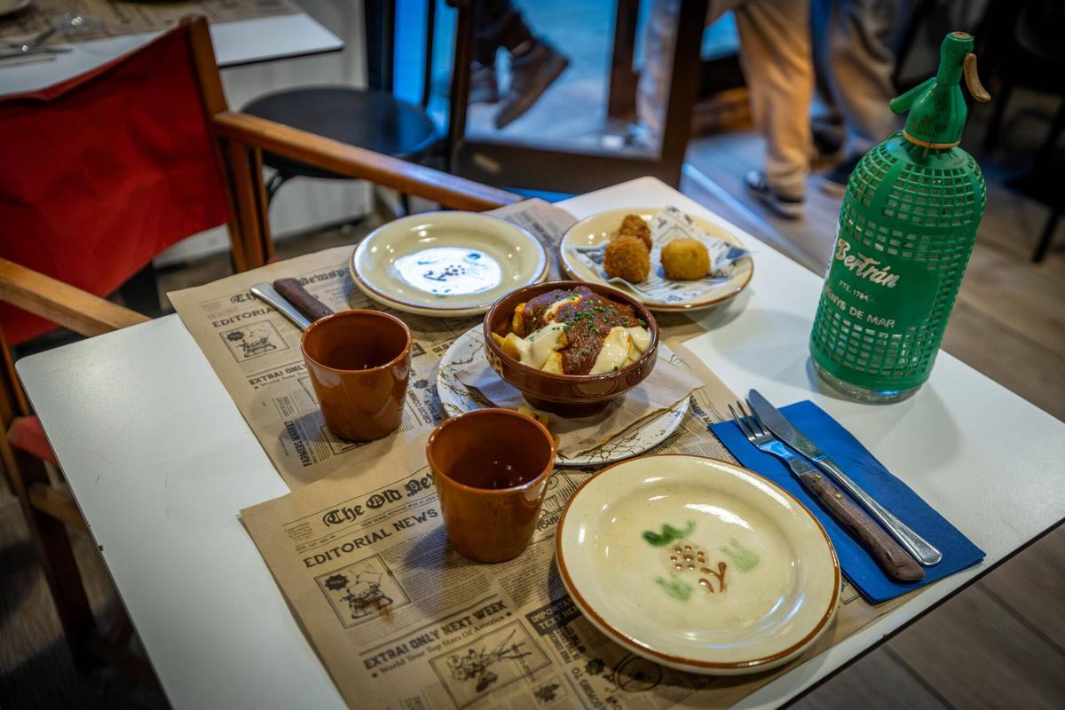 Barcelona 07/01/2026 On Barcelona. En el restaurante Antic Colmado de San Andreu,puedes llevarte lo que se te antoje al ir a comer. Es una idea de Toni Parra,que lleva la página viral de Instagram @vaciamos. AUTOR: JORDI OTIX