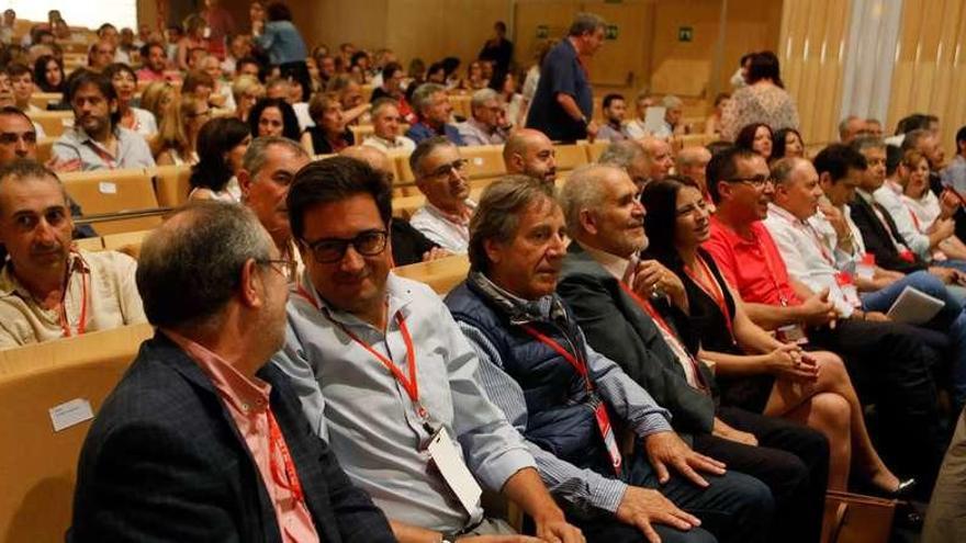 Los exsecretarios y dirigentes socialistas en Castilla y León en primera fila durante la apertura del Congreso celebrado en Zamora.