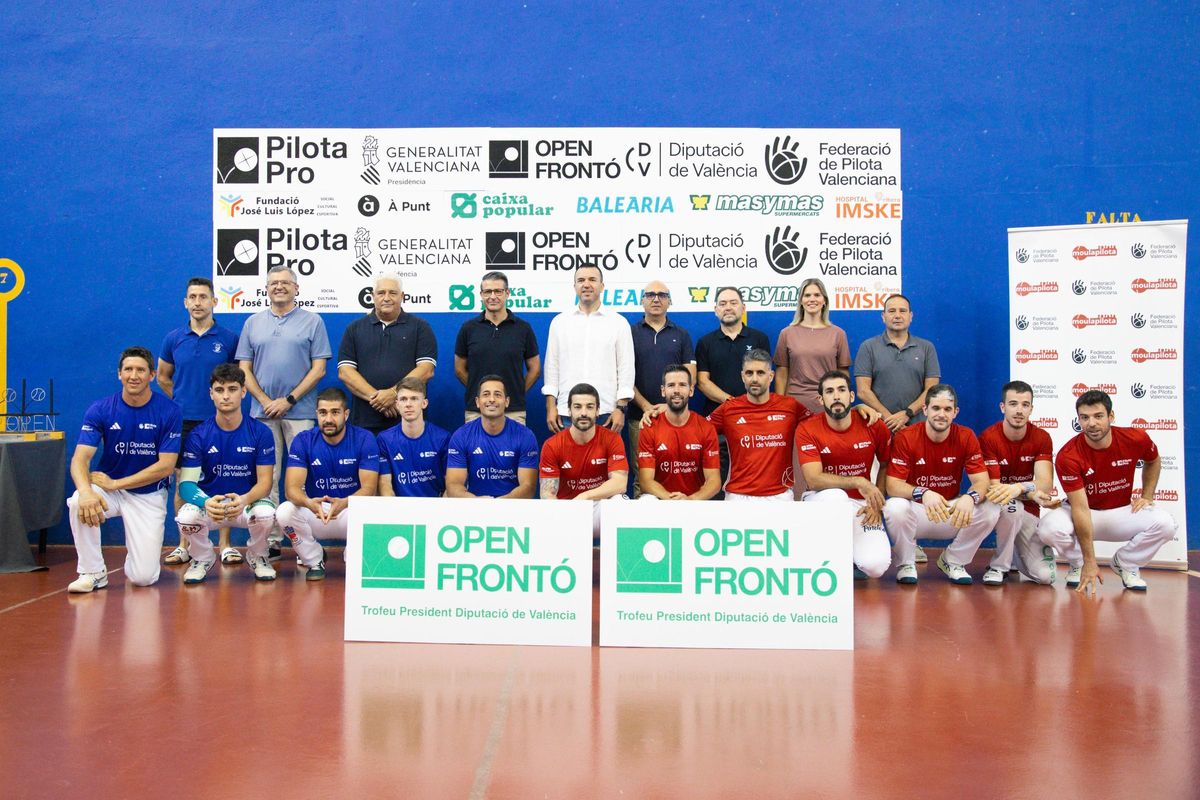 Autoritats i jugadors del II Open de Frontó, durant l'acte de presentació