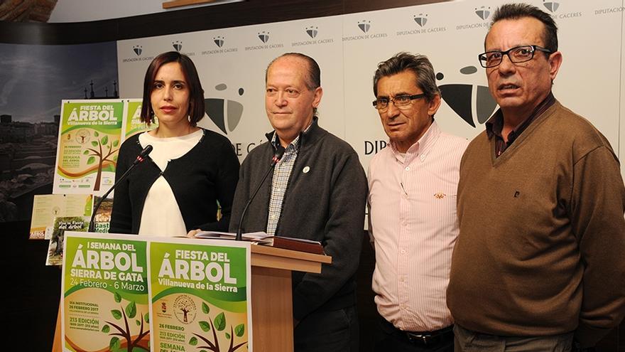 El alcalde de Villanueva de la Sierra (segundo por la izquierda) durante una presentación en la Diputación de Cáceres.