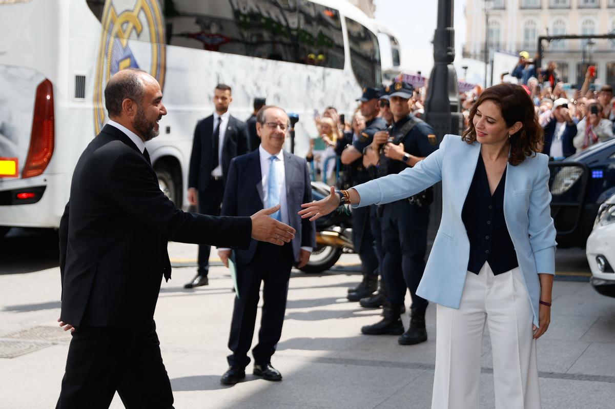 La presidenta de la Comunidad de Madrid, Isabel Díaz Ayuso, saluda a Chus Mateo, entrenador del Real Madrid, en la recepción por la 11ª Copa de Europa.