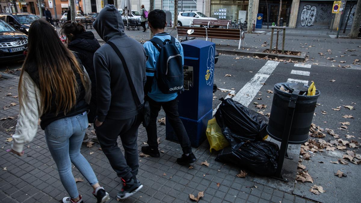 Bolsas de basura fuera de una papelera en Sant Andreu, en Barcelona.