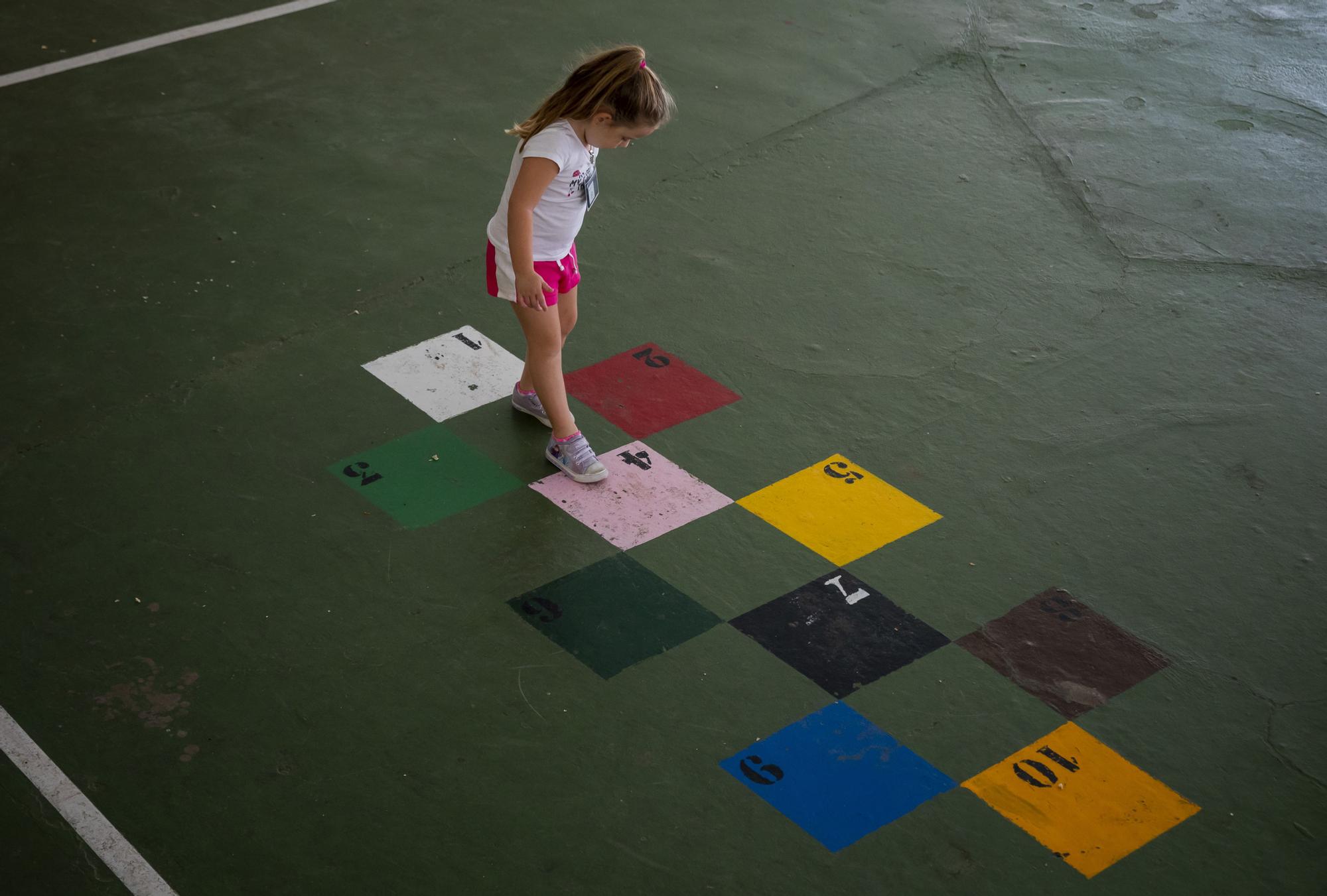 Alumnos de infantil del colegio Liceo Hispano de Paterna (Valencia) juegan en el patio.