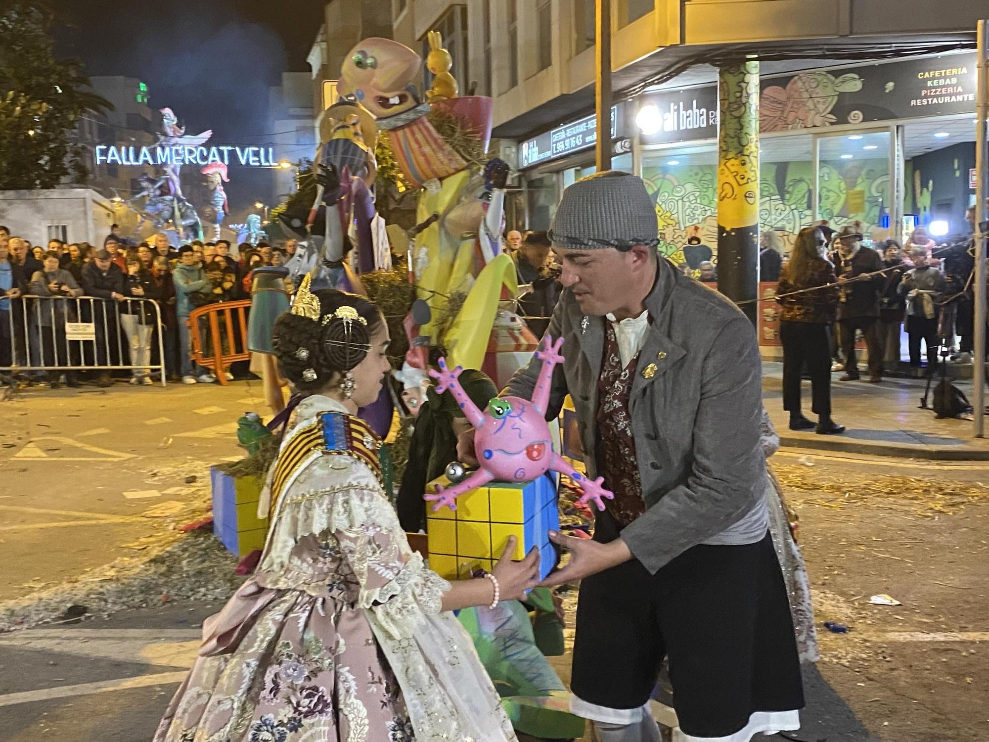 GALERÍA I FALLAS BENICARLÓ: Arde la falla El Caduf, mejor monumento en la categoría infantil.