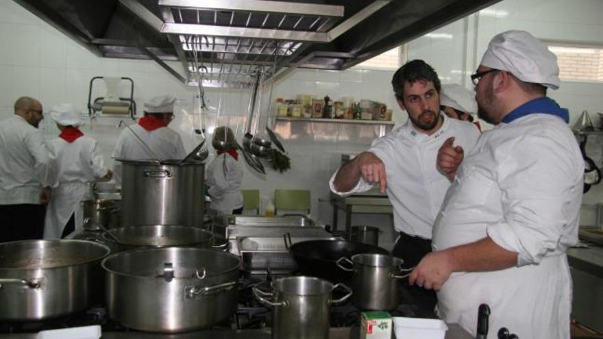 Profesores y estudiantes, en la cocina de la Escuela de Hostelería de Aller.