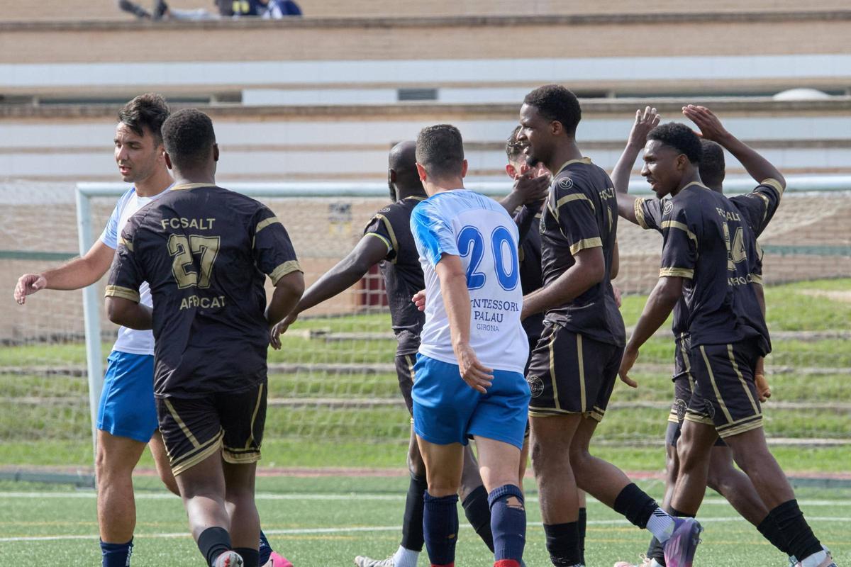 Els jugadors del FC Salt Afrocat celebren un gol al Montessori