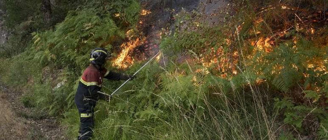 Un miembro del GES trabajando en la extinción en Lobios. // B.Lorenzo