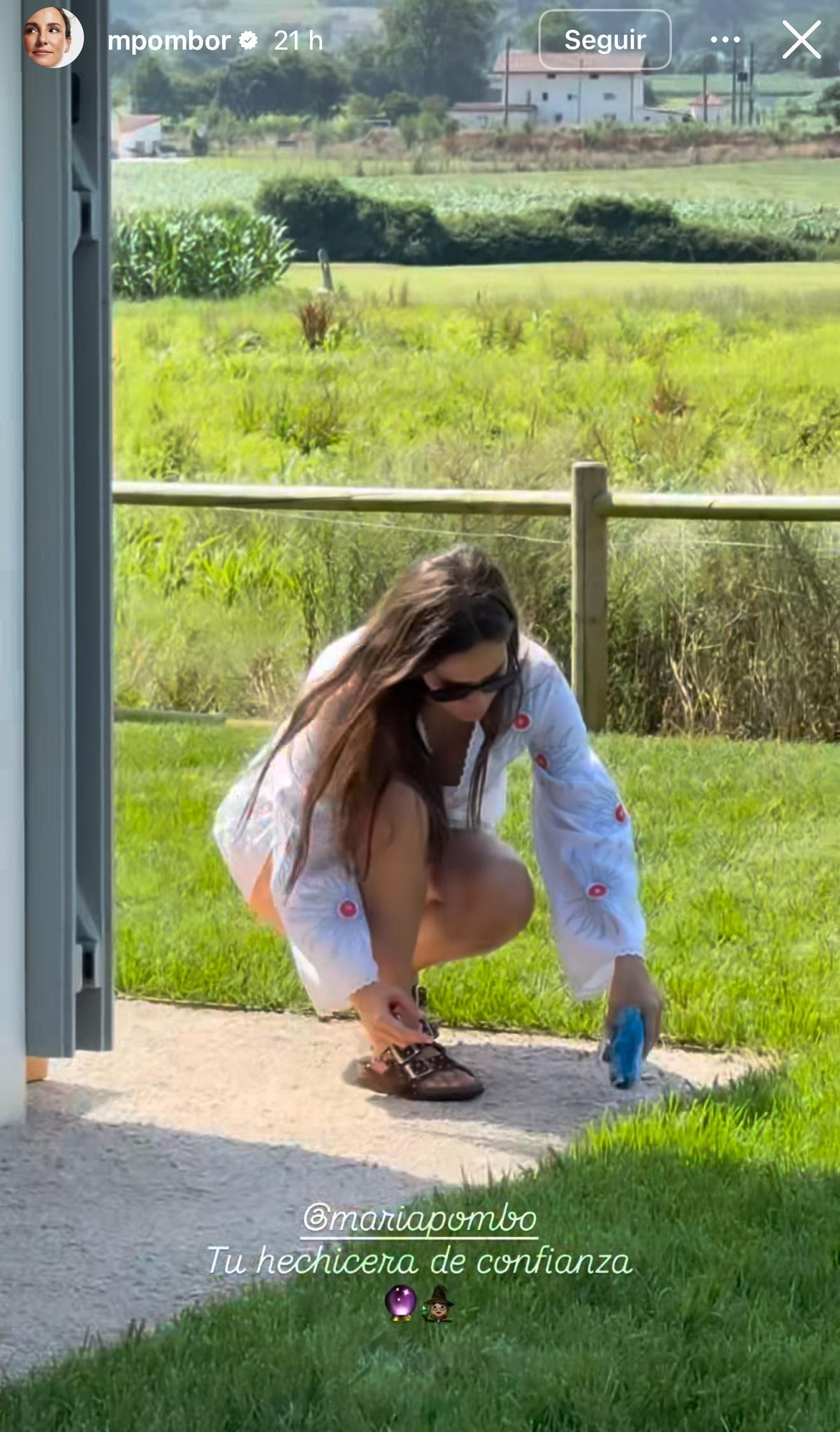 Maria Pombo preparando su hechizo para que no llueva