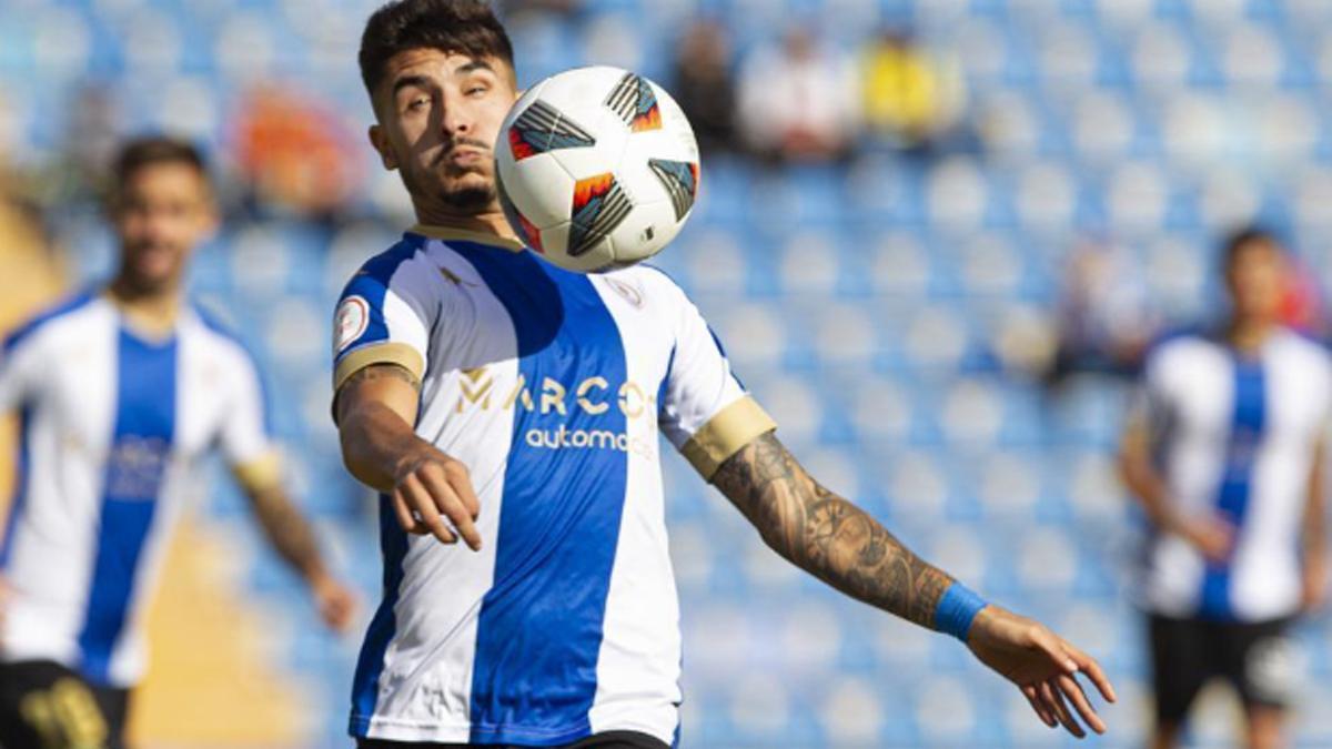 Christian Cedrés, controlando un balón en un partido del Hércules