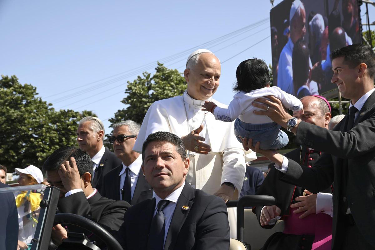 El papa León XIV mantiene un encuentro con migrantes en el centro de Las Raíces.