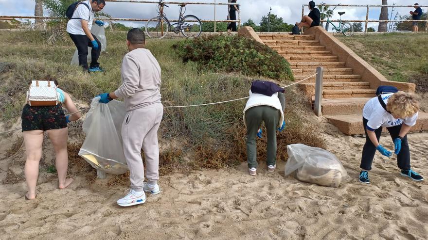 Los voluntarios a favor de los cruceros limpian la playa de Can Pere Antoni