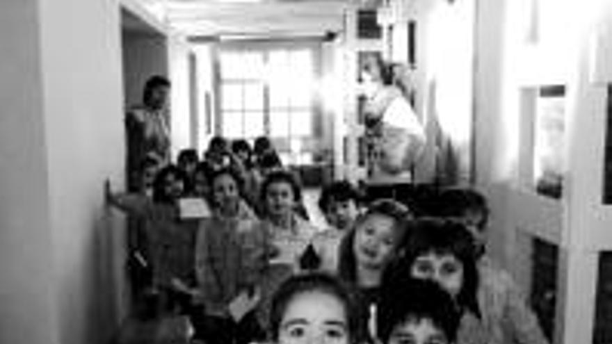 Grupos de escolares visitan la biblioteca