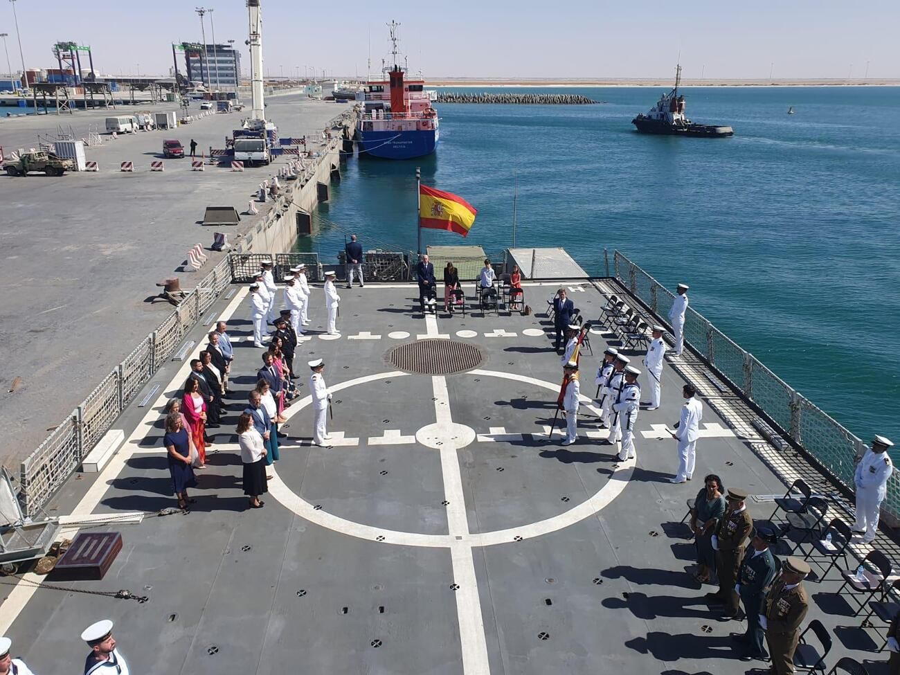 Unos 20 españoles juran la bandera a bordo del buque de La Armada 'Relámpago'