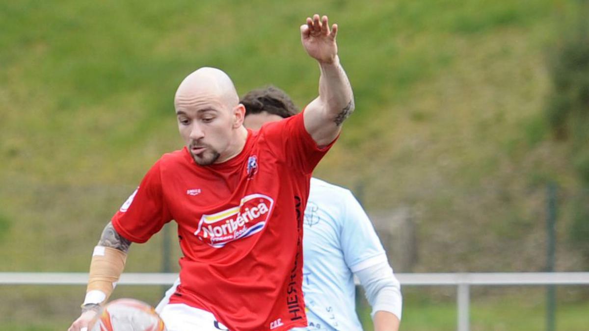 Un jugador del Estradense intenta controlar el balón. |  // BERNABÉ/JAVIER LALÍN