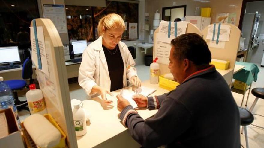 Sanidad mantiene en vigor las 5.400 tarjetas a los inmigrantes y dará nuevas