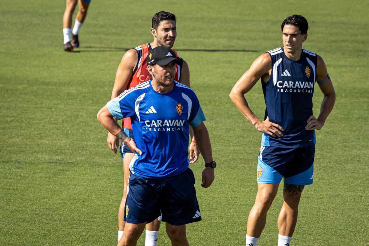La afición abraza al Real Zaragoza en el entrenamiento de puertas abiertas en la Ciudad Deportiva La afición abraza al Real Zaragoza en el entrenamiento de puertas abiertas en la Ciudad Deportiva