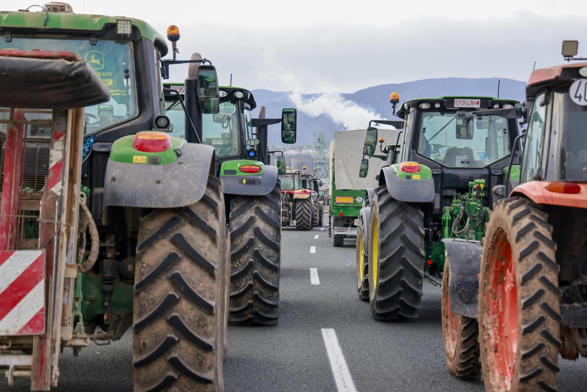 Las imágenes de la protesta de agricultores que ha colapsado el tráfico en Murcia