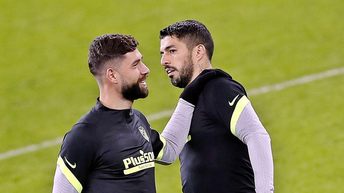 Felipe y Luis Suárez, en el entrenamiento de ayer en Bucarest. |   // EFE