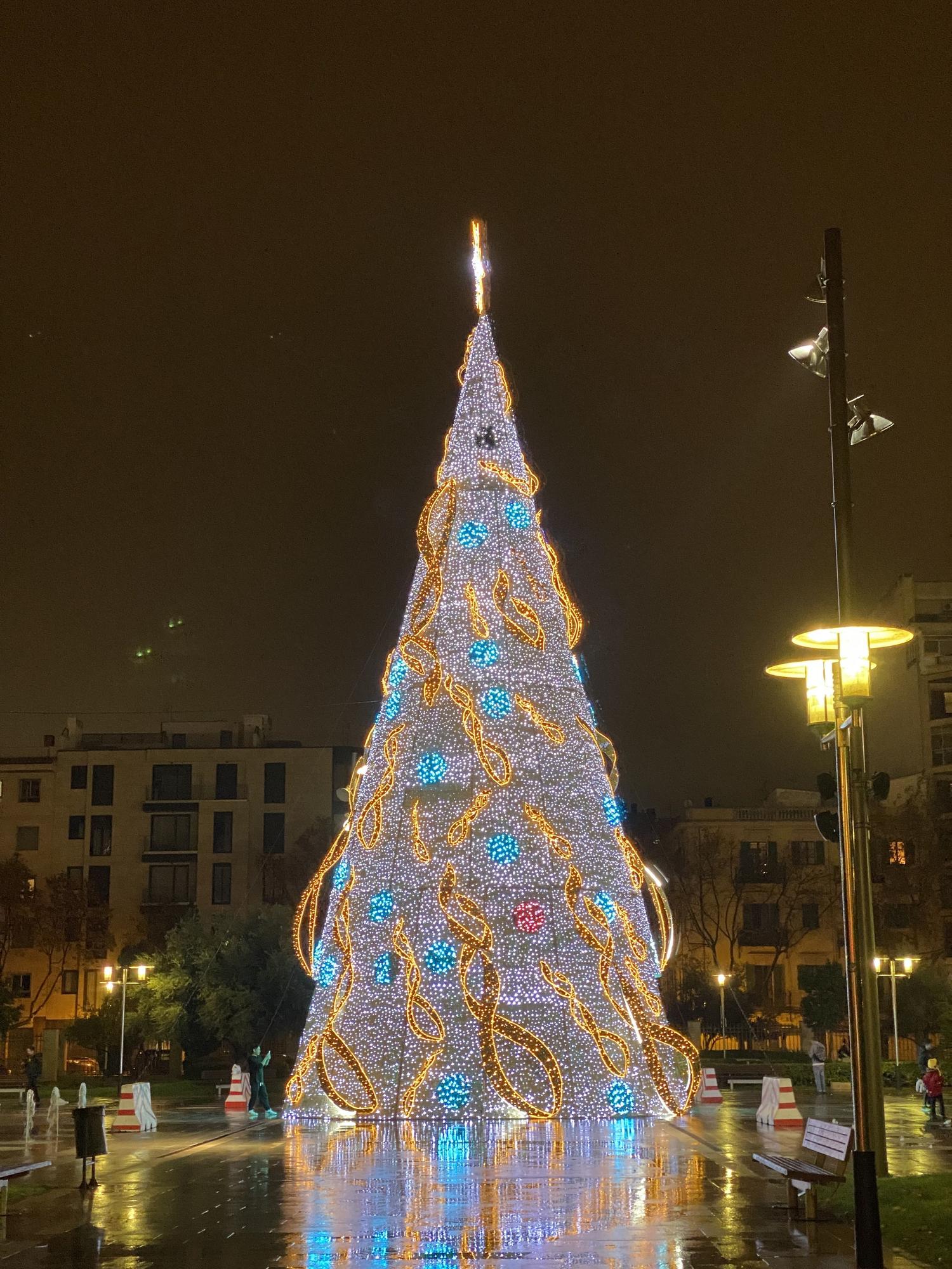 Der Weihnachtsbaum leuchtet im Parc de les estacions