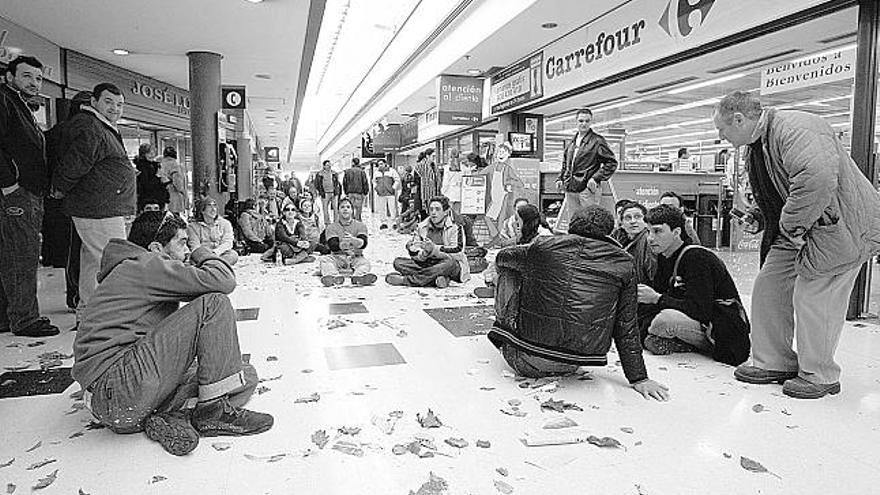 Un grupo de huelguistas, en el interior del centro comercial de A Barca.