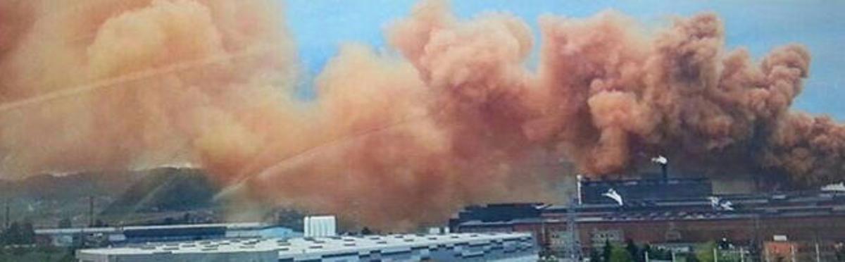 Una avería en un alto horno de Arcelor provoca una enorme nube roja y siembra la alarma en Gijón