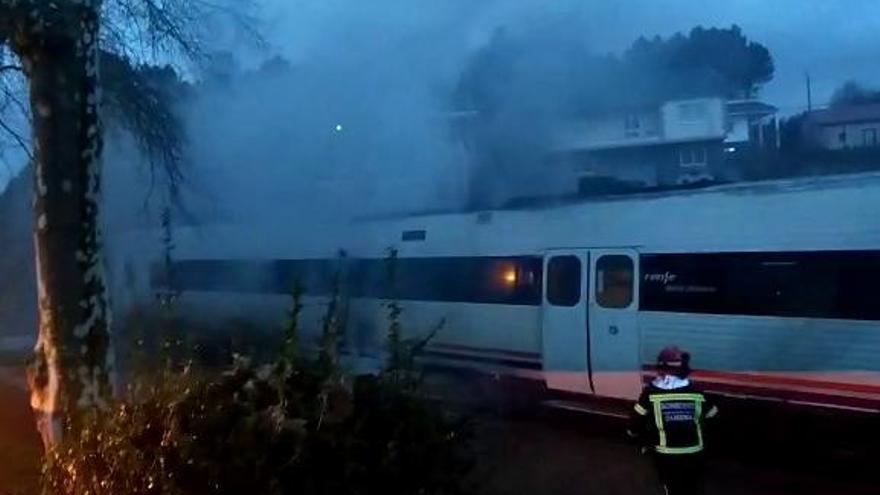 El tren parado durante el incendio. // FdV