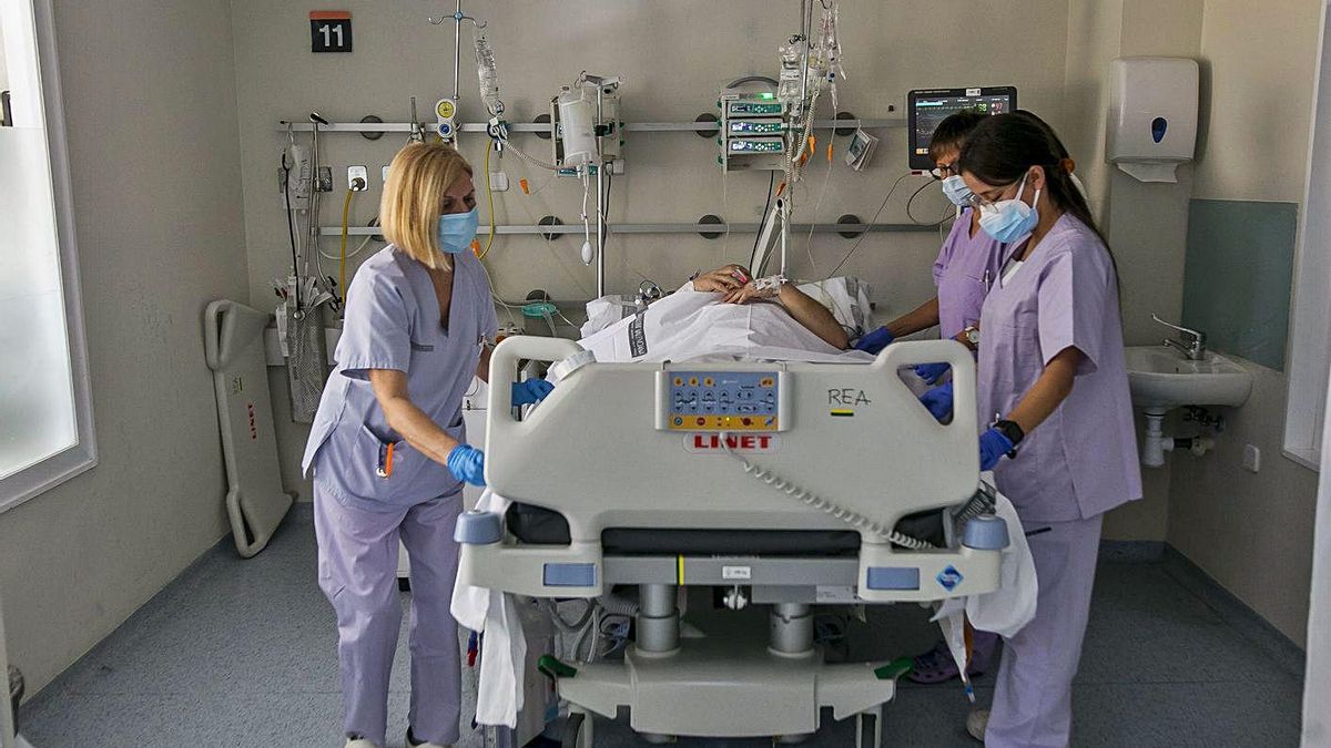 Atención a un paciente en un hospital de la provincia. |