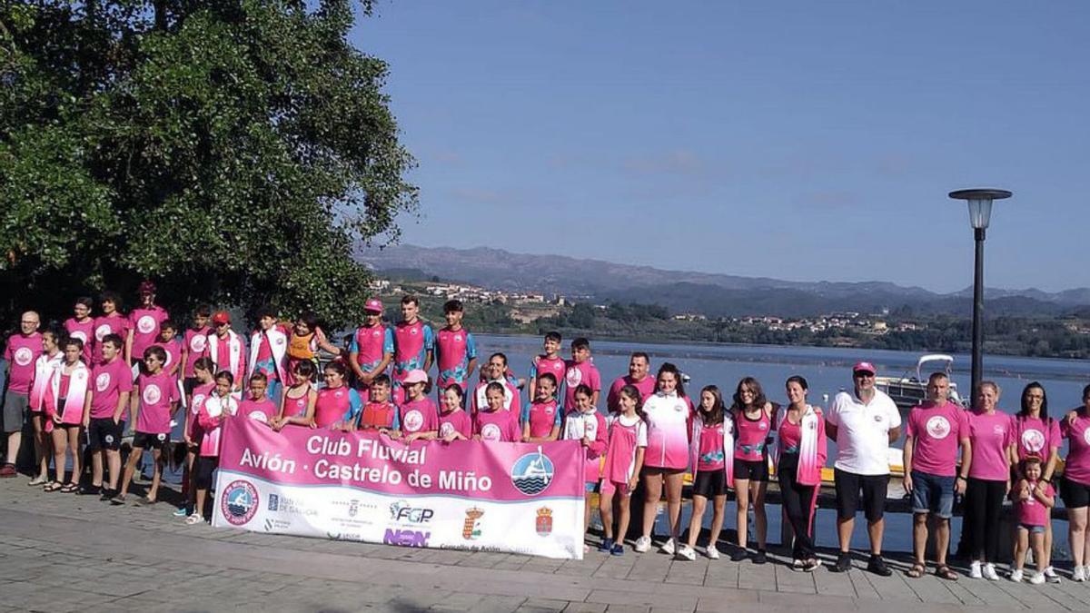 Los palistas del equipo, ante el embalse de Castrelo. |  // FDV