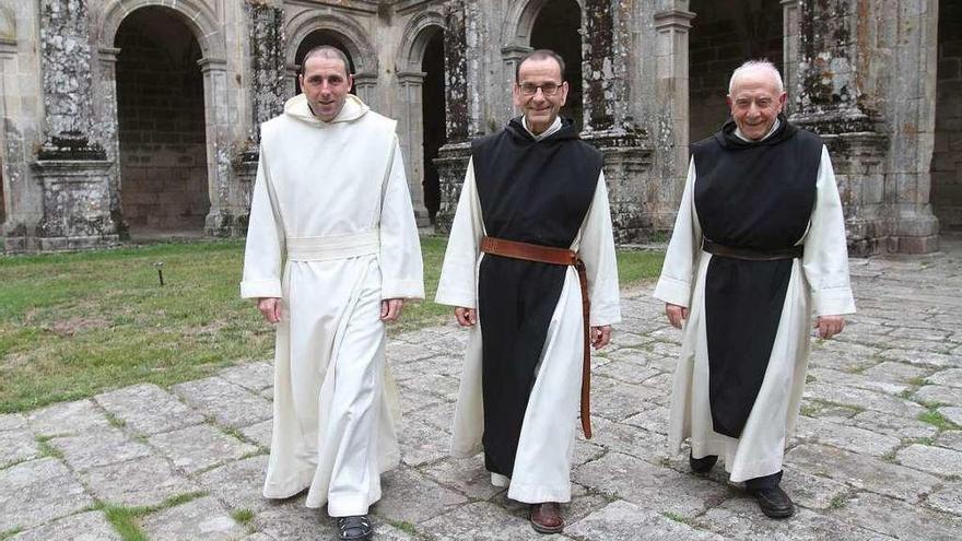 Los monjes regresan a Oseira  |  Los once monjes del monasterio de Oseira, en San Cristovo de Cea (Ourense), regresaron ayer tras haber sido evacuados el domingo al convento de Ferreira de Pantón (Lugo) debido a los incendios que afectaron al municipio. El superior del monasterio, Alfonso Lora, manifestó a su llegada &quot;a casa&quot; -pasadas las 17.00 horas- su agradecimiento a quienes trabajaron en la extinción del fuego y aseguró que todos los monjes se encuentran bien. Aunque el entorno resultó totalmente devastado, el fuego no llegó al monasterio. &quot;Tuvimos suerte de que no afectó a la parte de huerta que tenemos ni tampoco a lso animales&quot;, indicó Lora.