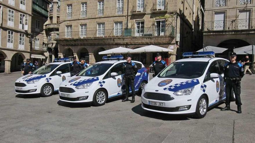 Los tres nuevos vehículos patrulla con que contará la Policía Local, en la Plaza Mayor.  // Jesús Regal
