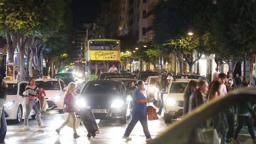 Los autobuses vuelven a rodar por la calle San Vicente y los coches por Colón