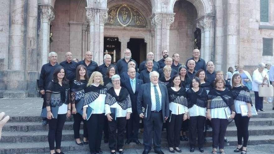 El &quot;Coro de la Bodega&quot;, delante de la basílica de Covadonga.