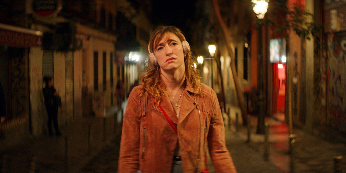 Abril Zamora, en una escena de 'Todo lo otro', la serie que dirige, escribe y protagoniza para HBO Max