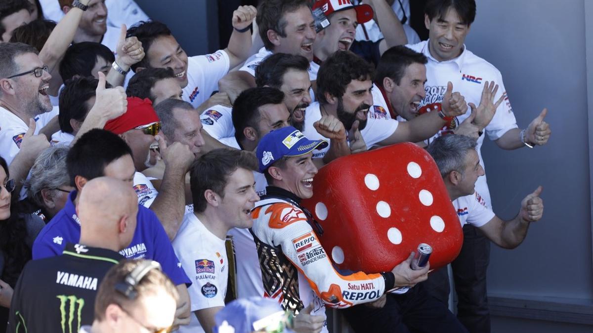 Marc Márquez celebra el título mundial con su equipo.