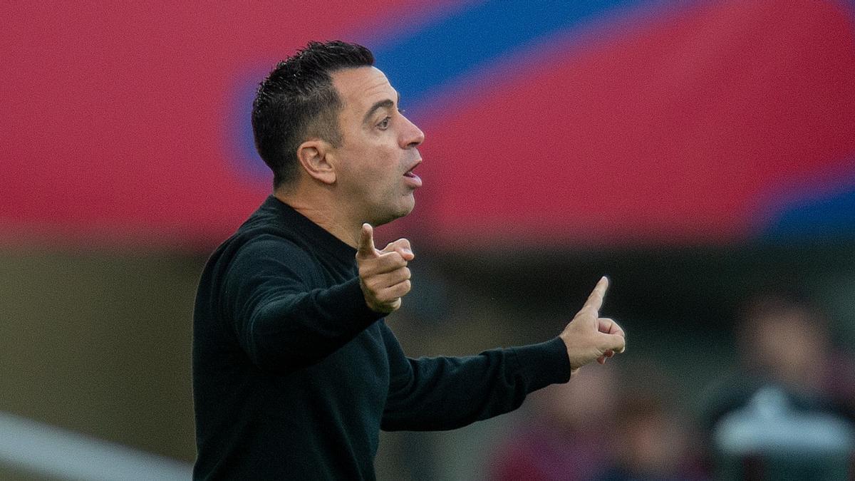 Xavi da órdenes a sus jugadores en Montjuïc durante el Barça-Alavés.