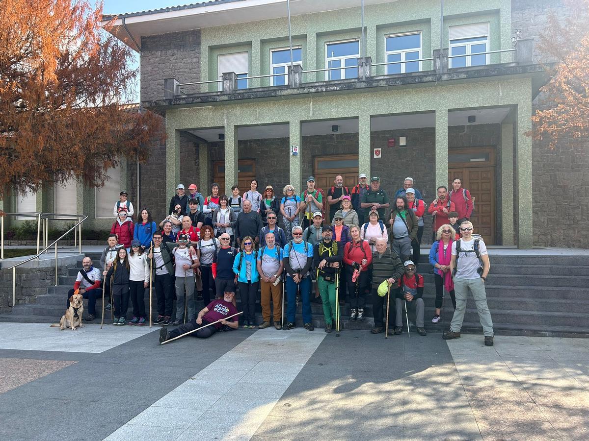 Foto de familia del Grupo de Montaña Picu Fariu, a la salida de la ruta, en Pola de Siero.
