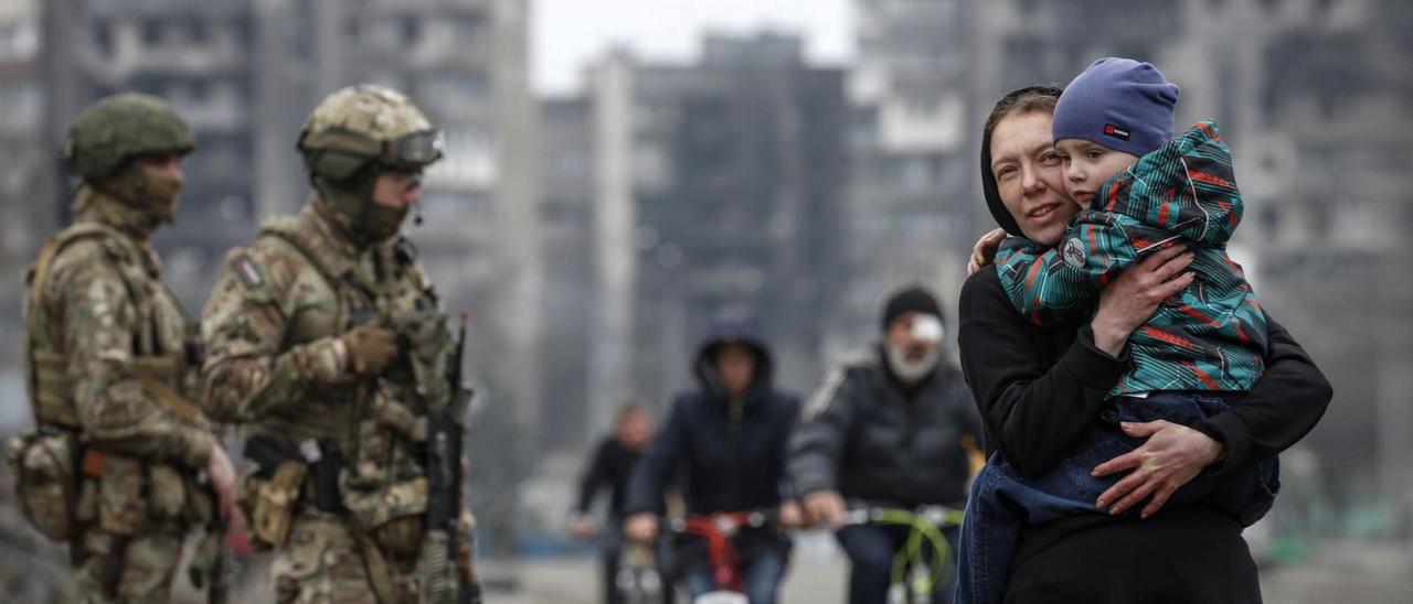 Militares rusos custodian 
un paso fronterizo en 
Mariupol. efe/epa/s.i.