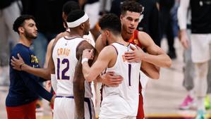 Els Suns escombren Denver i els Bucks equilibren la sèrie amb Brooklyn