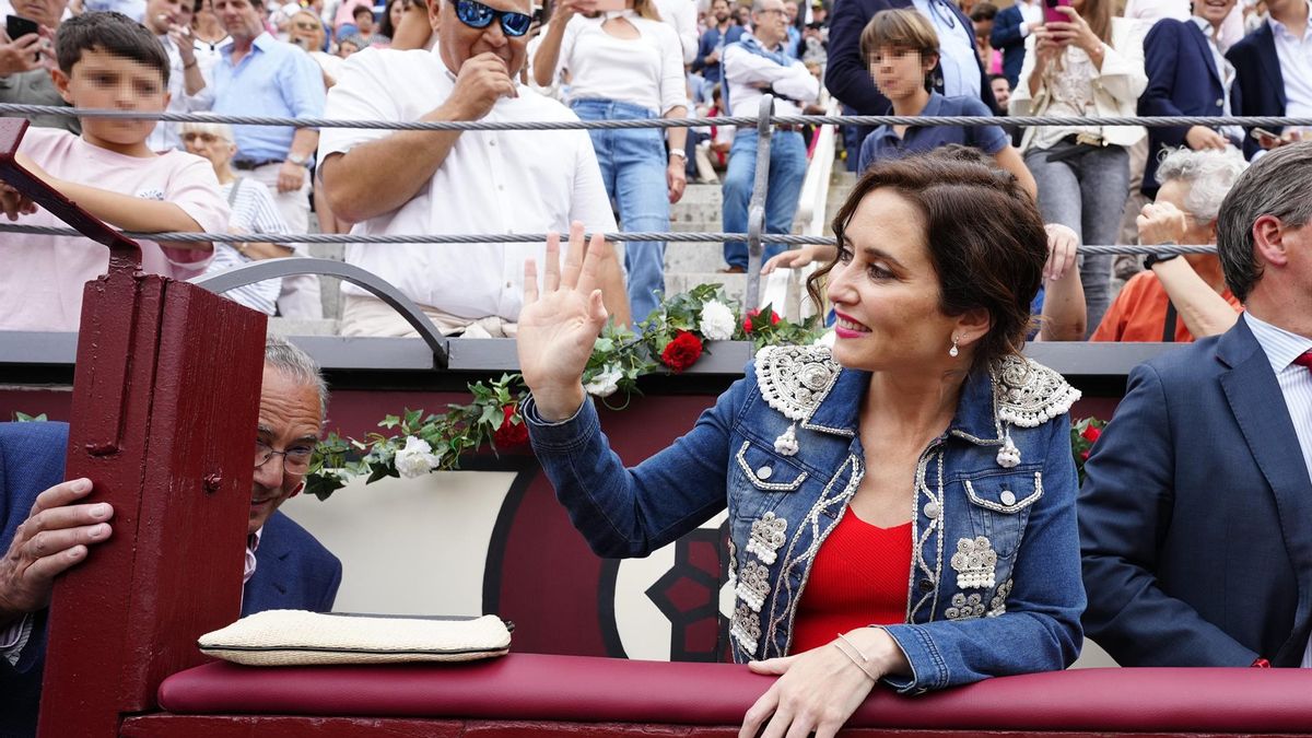 Isabel Díaz Ayuso en la corrida Goyesca del 2 de mayo de 2023 en Las Ventas.