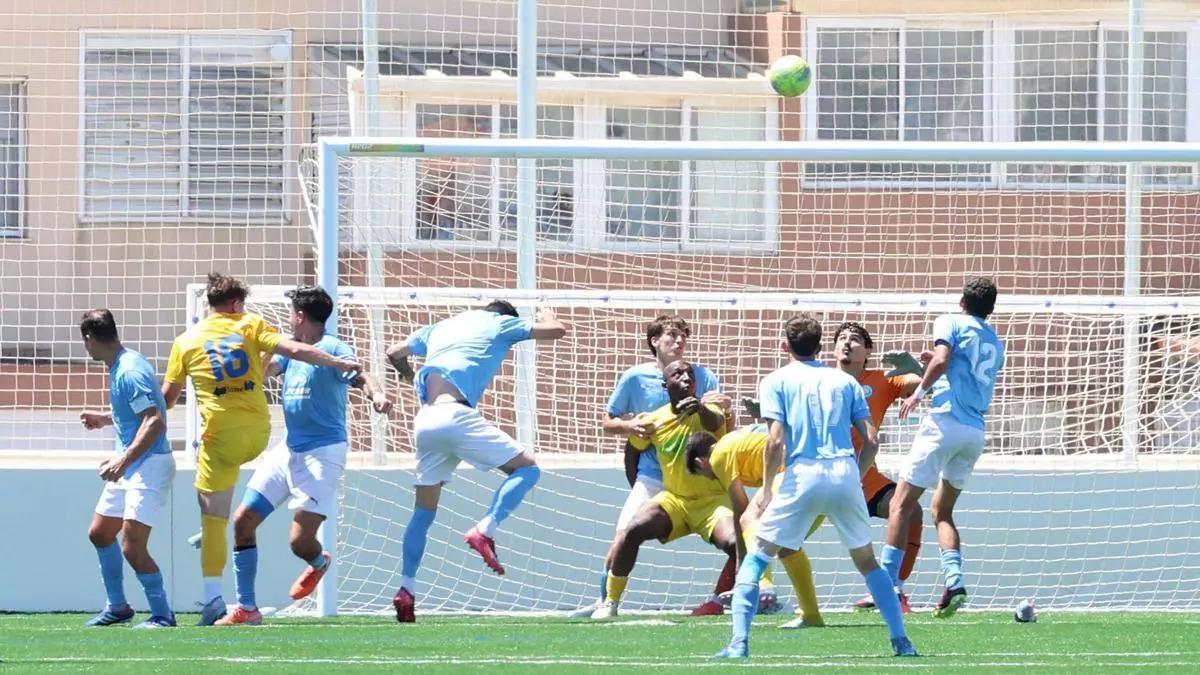 Un lance del juego en el partido entre la UD Ibiza y el Pòrtol.