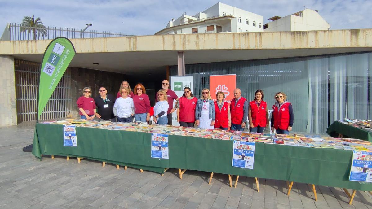 Responsables de la UNED y de Cáritas, al iniciarse la jornada solidaria